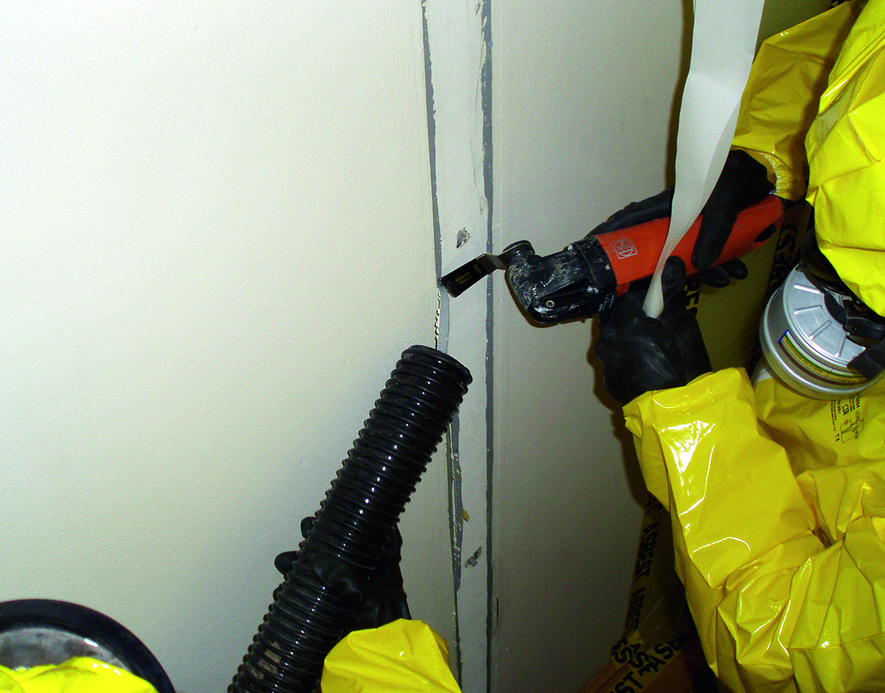 Fjernelse af fuge med elektrisk værktøj og sug