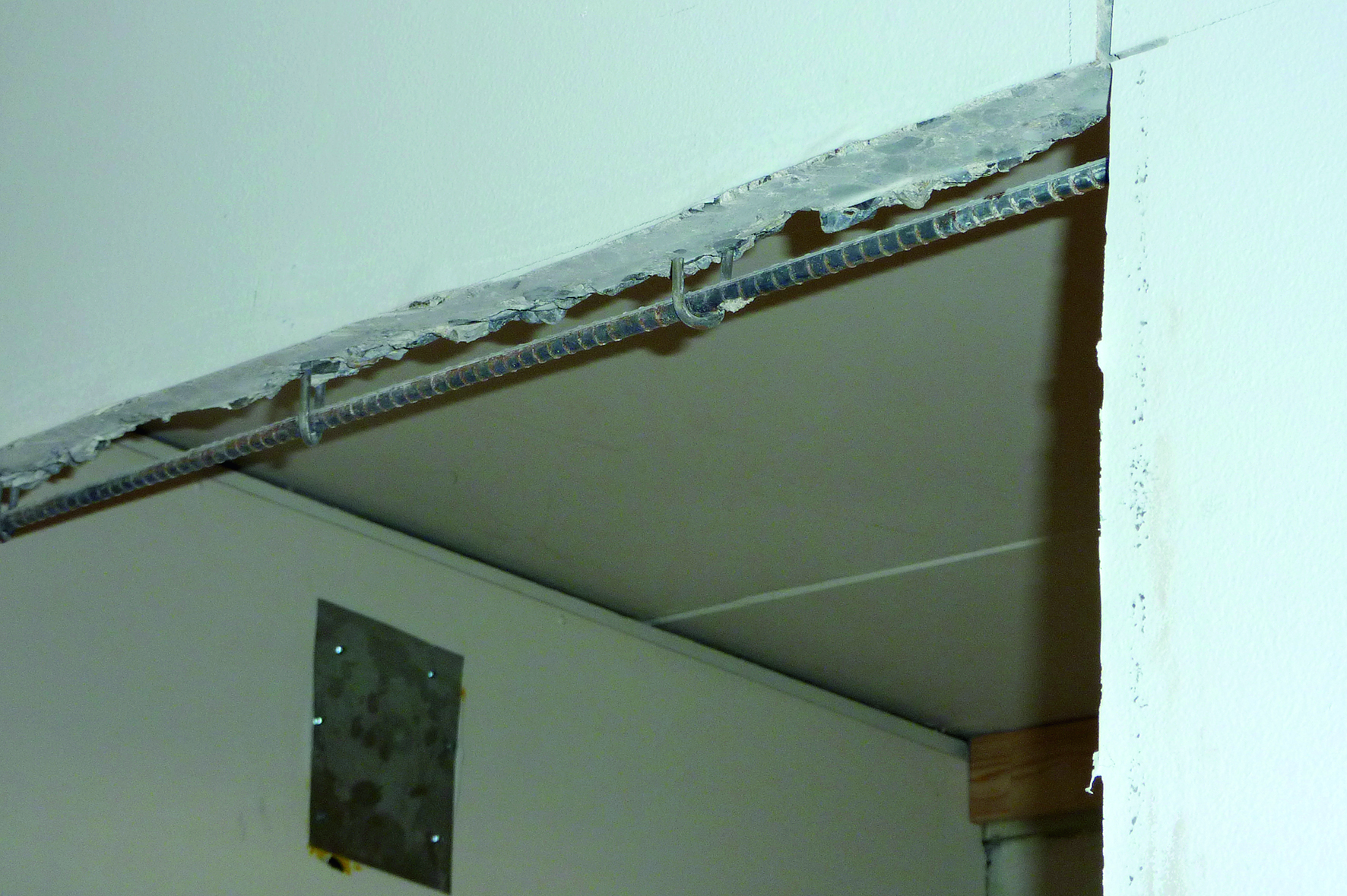 Tilstødende beton til dørfuge er fjernet.