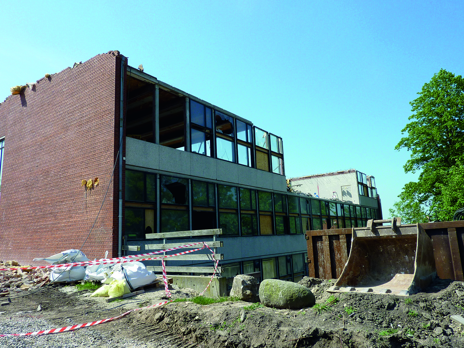 Figur 10. Da denne skole blev revet ned, blev visse PCB-forurenede materialer fjernet i takt med at etagedæk blev fjernet.