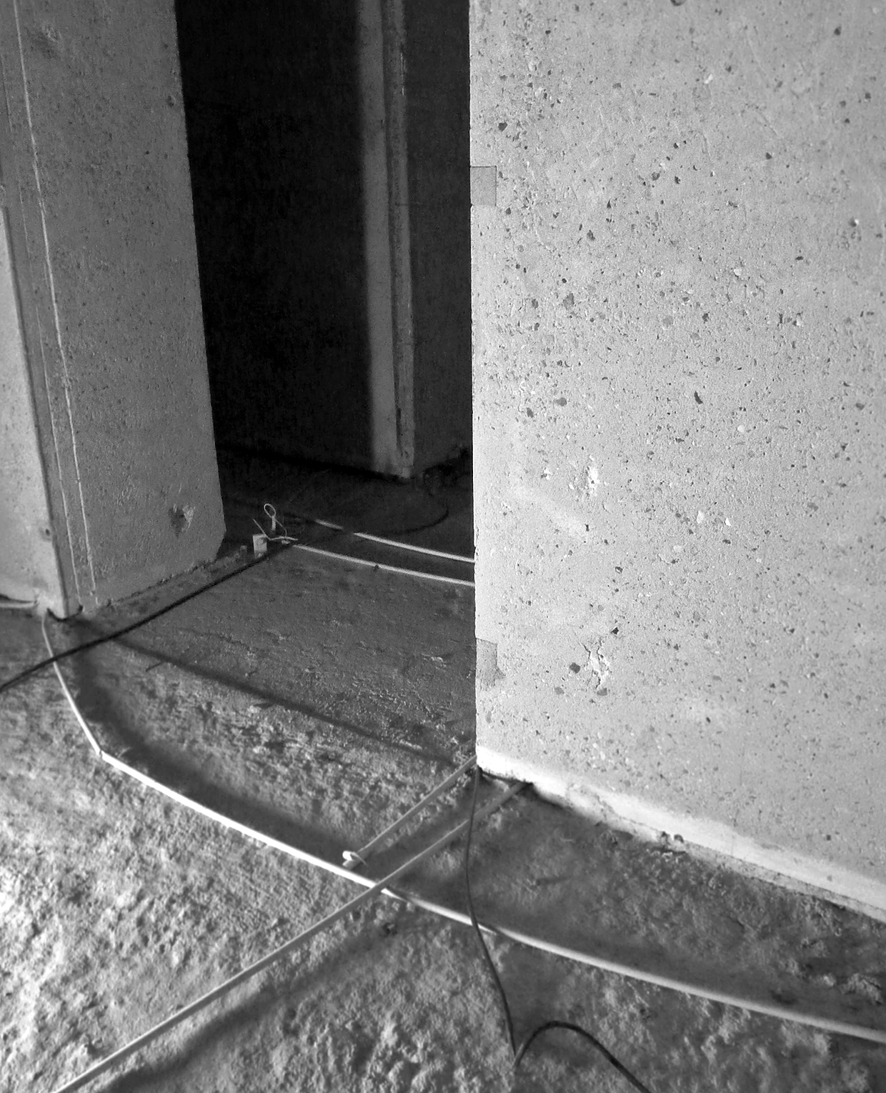 Sandblæste betonvægge og fjernet gulvbelægning. 