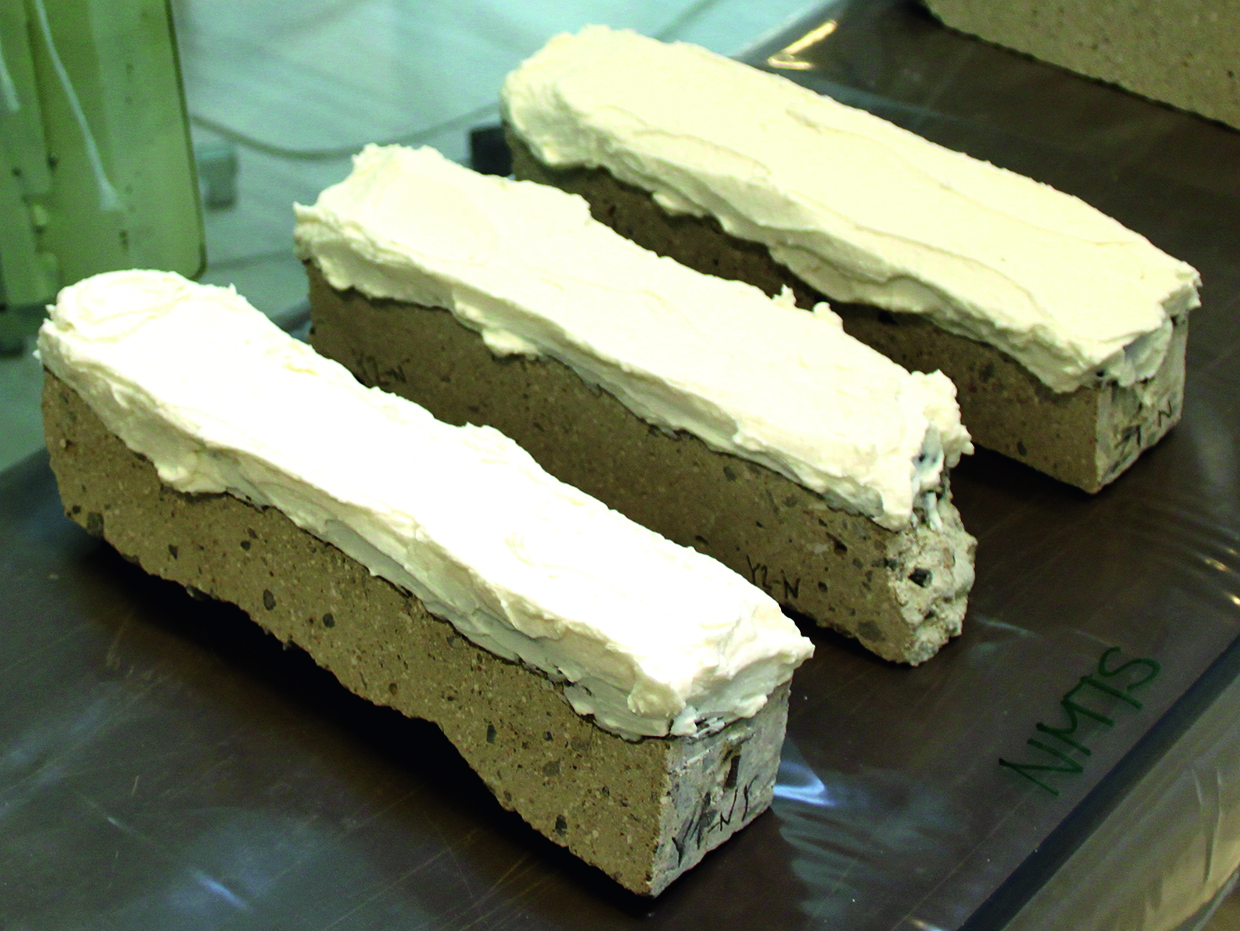 Forsøg med pasta til udtrækning af PCB på betonstænger, der er skåret ud af en dørfals.