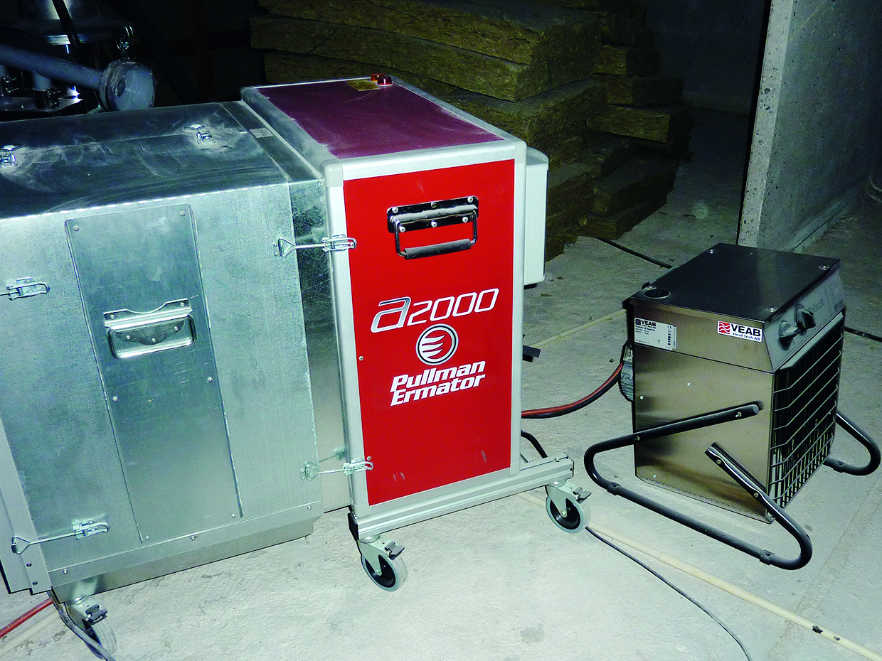 Varmeblæser og luftrenser anvendt i forbindelse med udbagning.