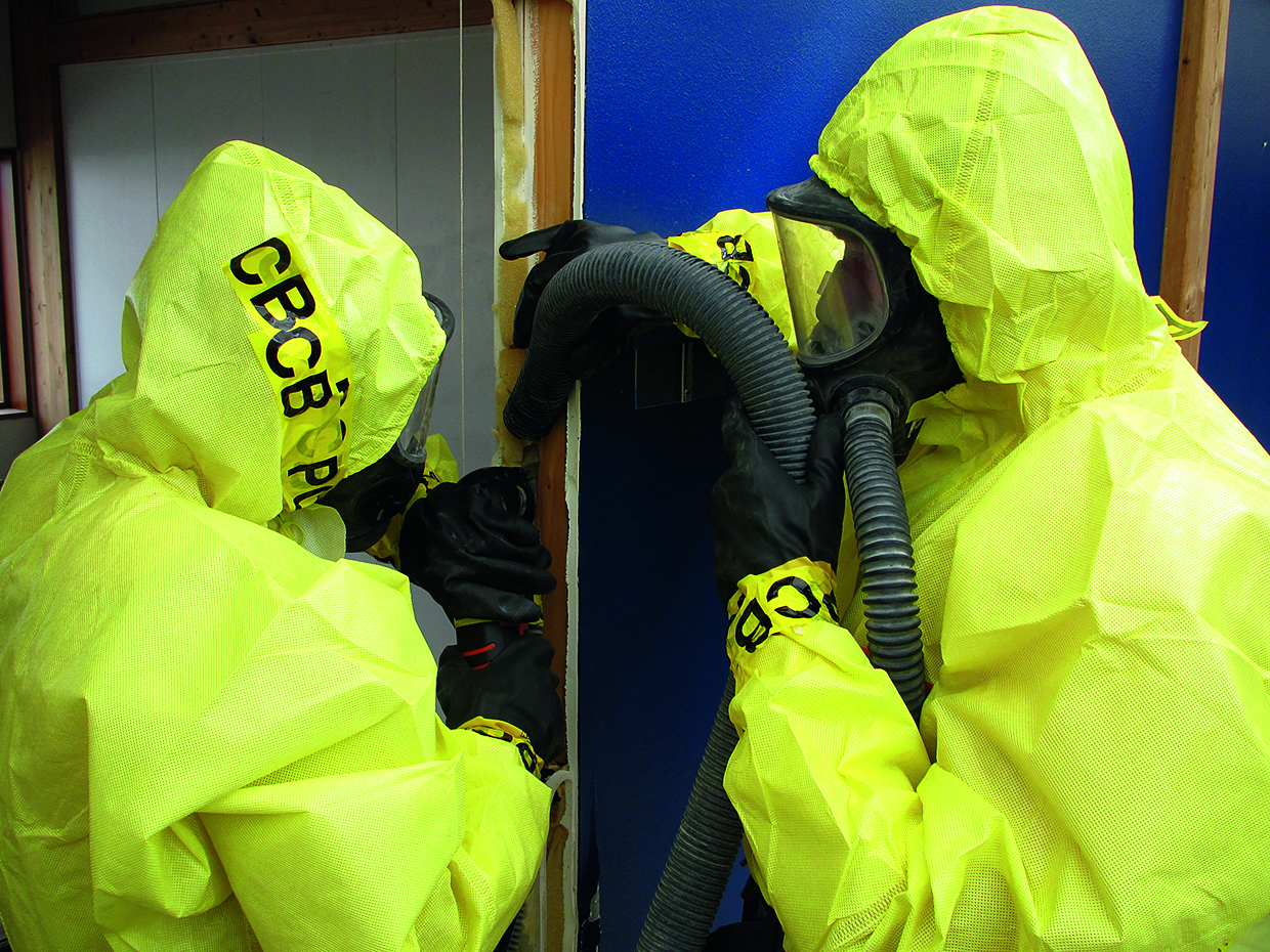 Figur 28. Fjernelse af PCB-holdige fuger.