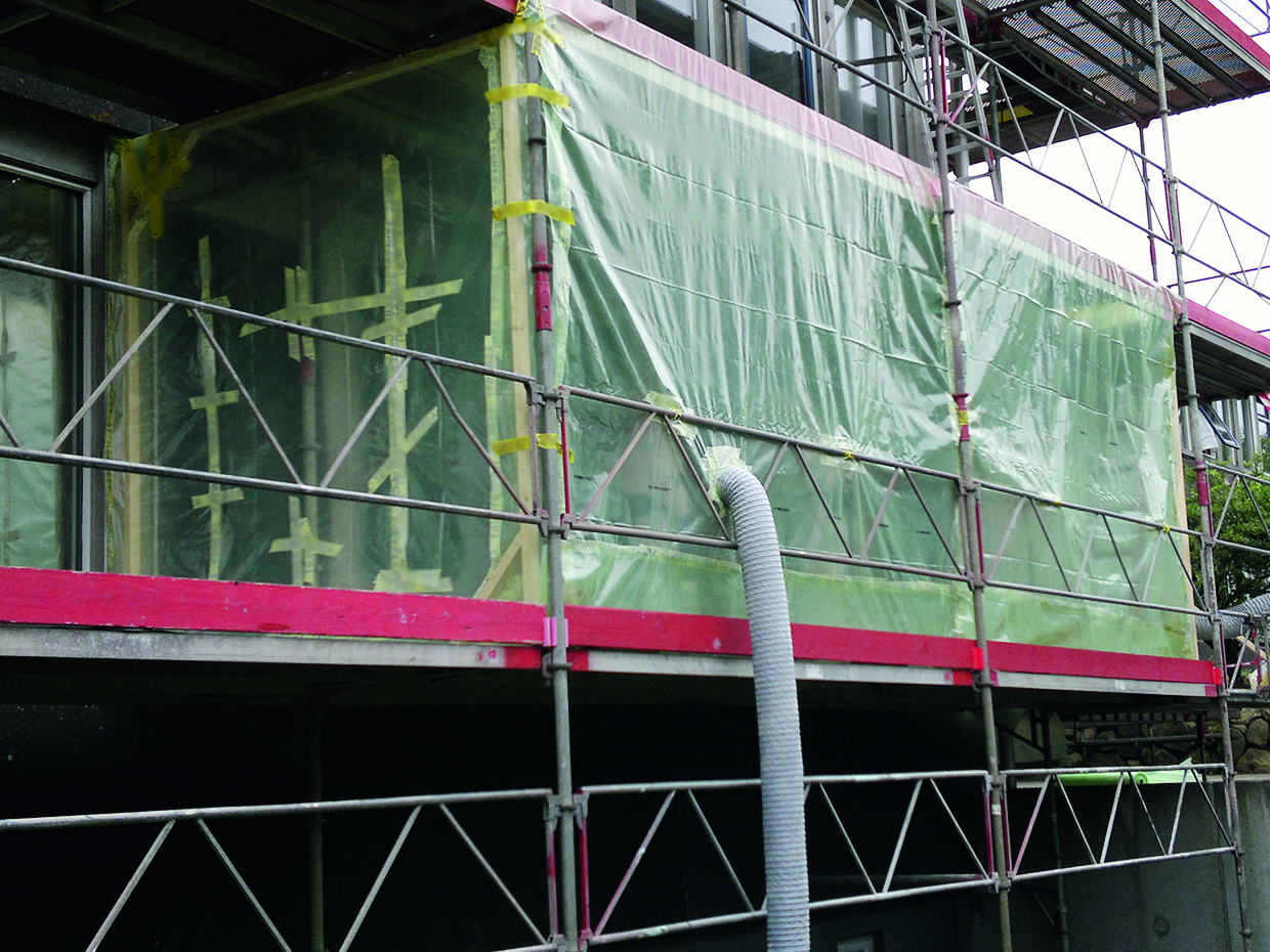 Eksempel på afskærmning, der hindrer spredning af PCB til det ydre miljø.